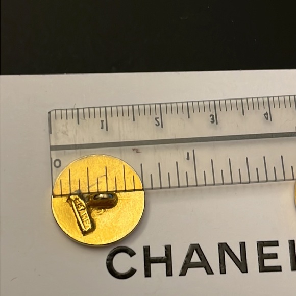 SOLD 💔 AUTHENTIC!! Lot Of 2 Chanel Vintage CC Buttons Gold 1990s - Picture 5 of 5